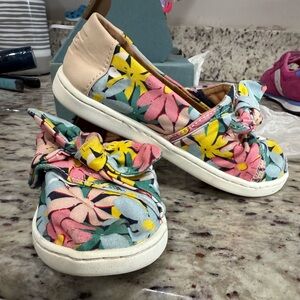 TOMS girls Floral Slip-On Shoes